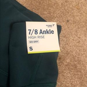 NWT Old Navy 7/8 active leggings with mesh